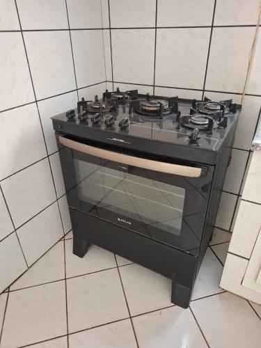 a black stove top oven in a kitchen at Suíte Master in Mossoró