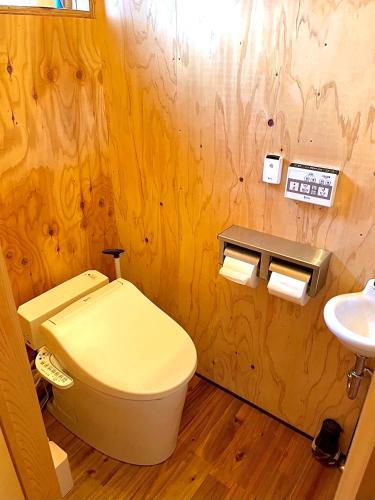 a bathroom with a toilet and a sink at SNUG CAMP HOUSE in Okubo