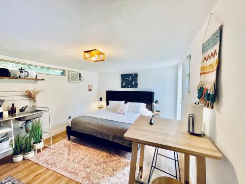 Giường trong phòng chung tại 10 Beds, 2 Homes, Hot - Tub Near Downtown!