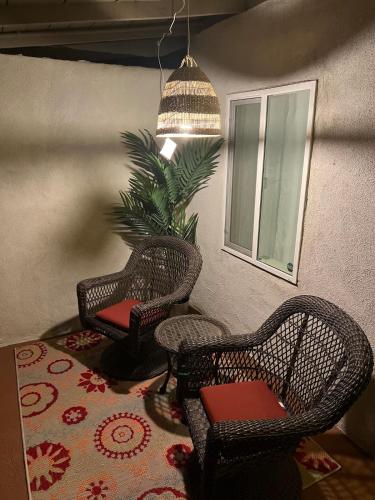 Χώρος καθιστικού στο Starry Night Casita - Stargazing and relaxation minutes from Joshua Tree National Park