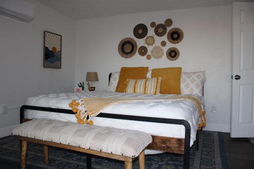 ein Schlafzimmer mit einem Bett und einer Bank darin in der Unterkunft Starry Night Casita - Stargazing and relaxation minutes from Joshua Tree National Park in Twentynine Palms