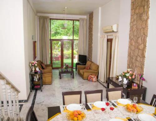 soggiorno con tavolo da pranzo e soggiorno di Hermitage Residences Koregaon Park a Pune