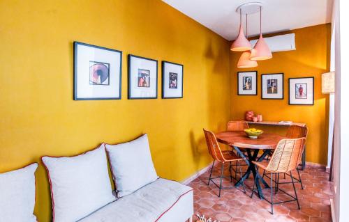 una sala de estar con una mesa y un sofá en Riad Librah Kasbah, médina Place JAMEAA LEFNA, en Marrakech