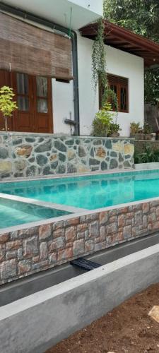 Bazén v ubytování Brown Birds Villa nebo v jeho okolí