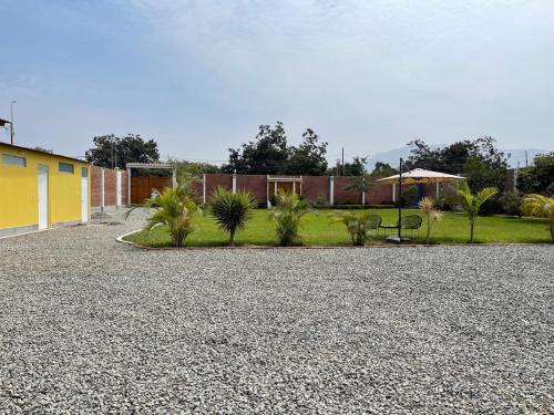 Taman di luar Villa Chabelita