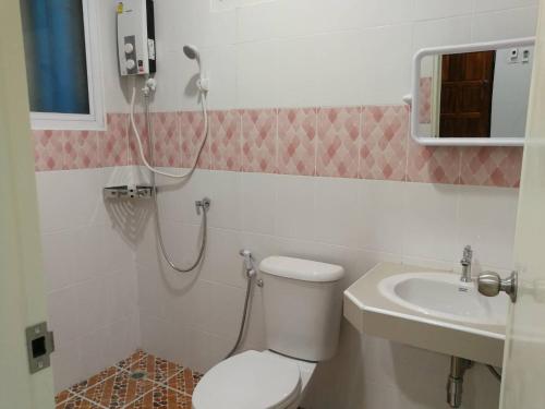 Koupelna v ubytování ศุภักษรอพาร์ทเม้นและสระว่ายน้ำ Supakson apartement and pools