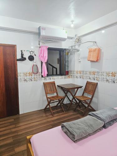 a room with a table and two chairs and a table at Homestay Khoa Chaudoc in Chau Doc