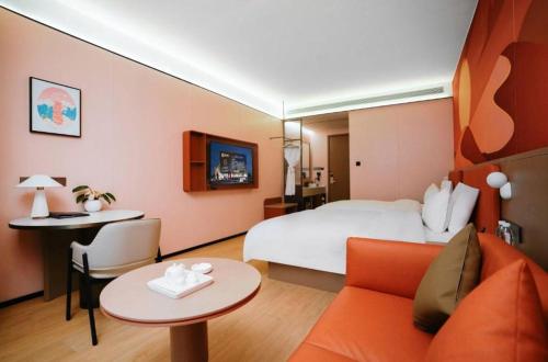 a hotel room with a bed and a table at Quanzhou Binhai Hotel in Quanzhou