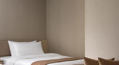 two beds sitting next to each other in a room at Immersing Hotel Guilin Two Rivers and Four Lakes Dongxi Alley in Guilin