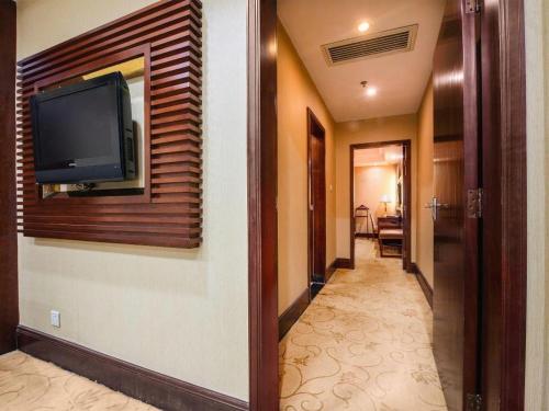 Televisyen dan/atau pusat hiburan di Xana Lite Heyuan Shanghui Building Bus Station