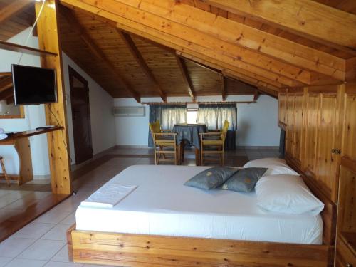 Un pat sau paturi într-o cameră la Paraschou Guesthouse