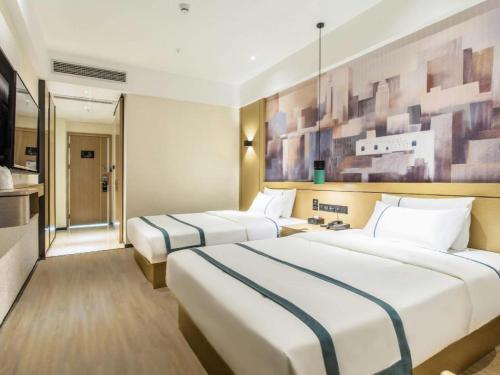 a hotel room with two beds and a kitchen at City Comfort Inn Liuzhou Liucheng in Liuzhou
