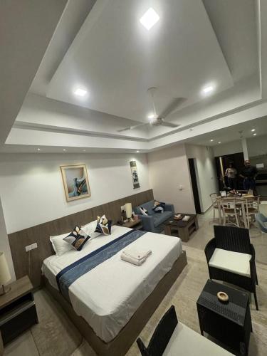Ocean Breeze Sea View Apartmentにあるベッド