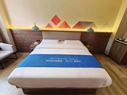 a bedroom with a large bed in a room at Borrman Hotel Yuxi Yuxing Road in Yuxi