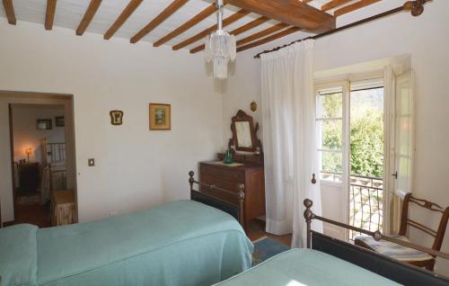 コルトーナにあるCasarirìのベッドルーム(ベッド1台、窓付)