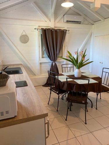 Coin salon dans l'établissement Le Bungalow de la pointe Savane