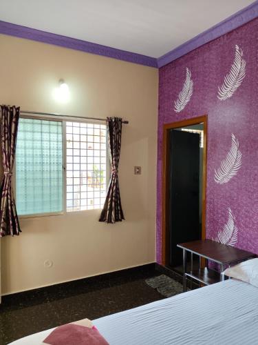Postel nebo postele na pokoji v ubytování Vinayaka Homestay Hampi