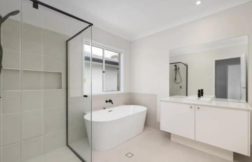 Ένα μπάνιο στο Gallery 5B Family NEW Villa