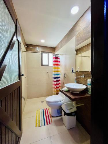 a bathroom with a toilet and a sink at Moderno departamento en el corazón de la ciudad in Trinidad