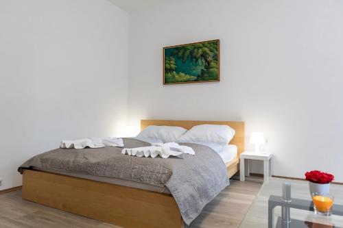 Sweet 2BR Retreat Near Danube & Garden Access