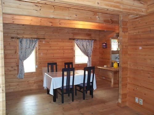 那須的住宿－茂木小木屋式賓館，小屋内带桌椅的用餐室