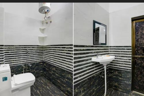 un baño con inodoro y lavabo en Shubhang guest house, en Varanasi