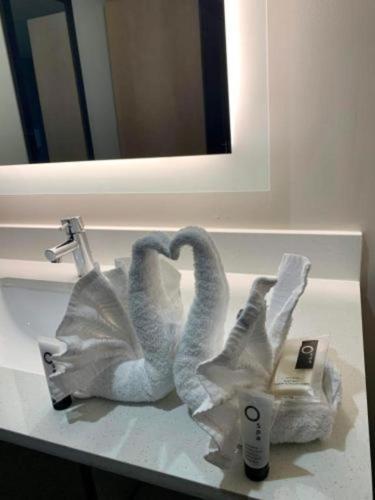 two swans sitting on top of a bathroom sink at Pacific Motor Inn in San Jose