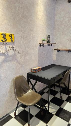 a black table and two chairs in a room at TK Happiness 168 B&B in Donggang