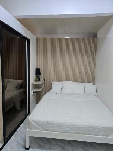 a bedroom with a white bed and a mirror at Casa-Norte Guest House 