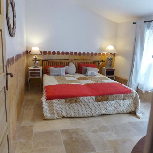 Ένα ή περισσότερα κρεβάτια σε δωμάτιο στο Maison d'hôtes Une hirondelle en Provence