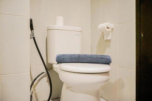 La salle de bains est pourvue de toilettes et d'une serviette bleue. dans l'établissement Cozy Studio near ICE BSD & AEON Mall, à Samporo
