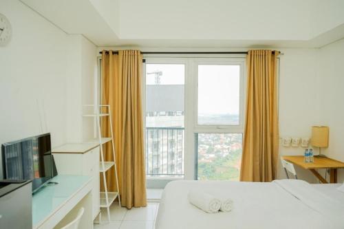 une chambre avec un lit et une grande fenêtre dans l'établissement Cozy Studio near ICE BSD & AEON Mall, à Samporo