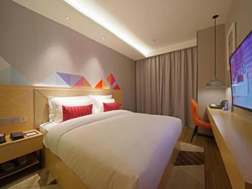TV a/nebo společenská místnost v ubytování Borrman Hotel Zhaoqing Sihui Tianguangxu Jade City