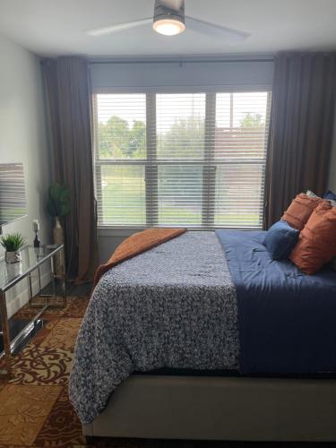 Ένα ή περισσότερα κρεβάτια σε δωμάτιο στο Business deluxe suite 15 min from DFW & Love Field