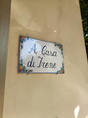 a sign on a wall that reads a la casa del theme at A casa di Irene in Le Marmore