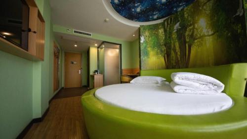 Φωτογραφία από το άλμπουμ του IU Hotel Lvliang Xiaoyi Zhenxing Street Branch σε Yaopu