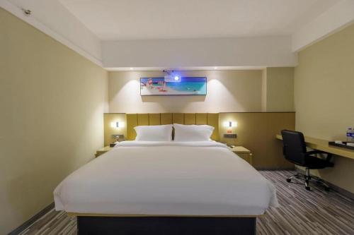 a large white bed in a hotel room at Jingtu hotel zhanjiang dingsheng plaza store in Zhanjiang