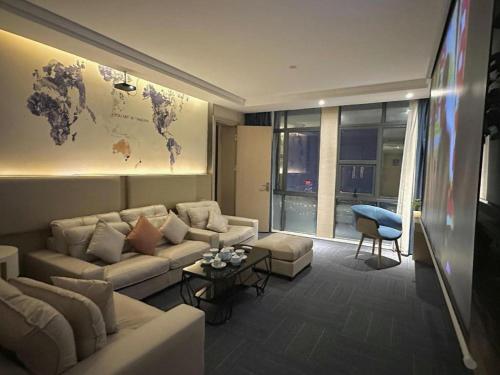 a living room with a couch and a table at Kyriad Marvelous Hotel Xiangyin Bus Station in Xiangyin