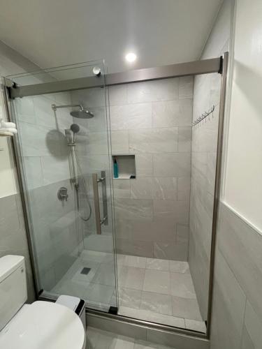 Ένα μπάνιο στο Quiet Private Room Near SFO with Free Parking