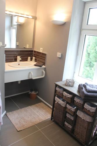 une salle de bain avec un lavabo et un miroir dans l'établissement Villa Maria, à Petit-Réderching