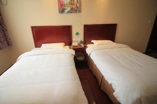 Ένα ή περισσότερα κρεβάτια σε δωμάτιο στο GreenTree Inn Shandong Yantai Penglai Pavilion Bus station Express Hotel