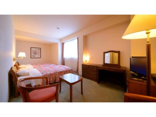 a hotel room with a bed and a television at Hotel Grand Mer Sankaiso - Vacation STAY 69638v in Kawajiri