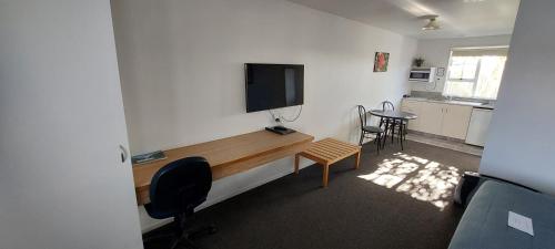 TV a/nebo společenská místnost v ubytování Fitzherbert Court Motel