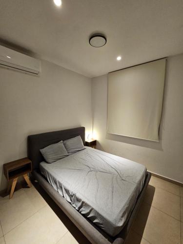 Postel nebo postele na pokoji v ubytování Private roof top pool. Great house for families.