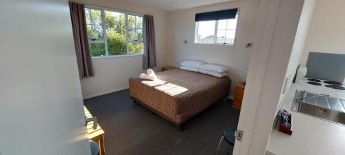 Postel nebo postele na pokoji v ubytování Fitzherbert Court Motel