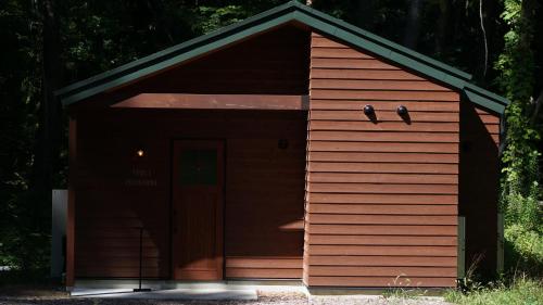 富士河口湖町にあるFuji Campのドアと2つの窓がある赤い小屋