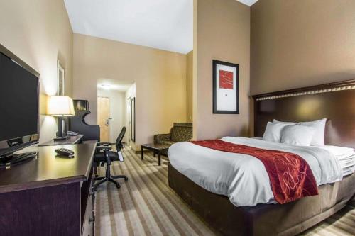 Un pat sau paturi într-o cameră la Comfort Suites