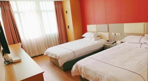 Ein Bett oder Betten in einem Zimmer der Unterkunft Yiwu Bairui Grand Hotel