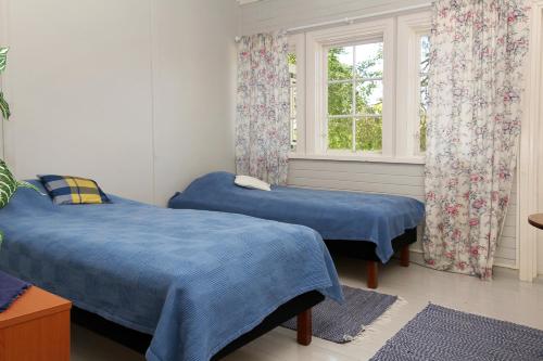Habitación con 2 camas y ventana en Vuohensaari Camping en Salo
