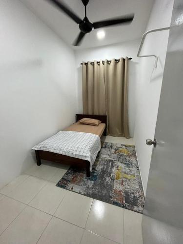 a bedroom with a bed and a ceiling at MH meru homestay in Chemor